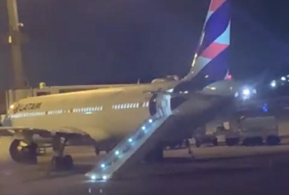 Voo da Latam atrasa quatro horas após passageiro abrir porta e acionar escorregadeira inflável em São Paulo
