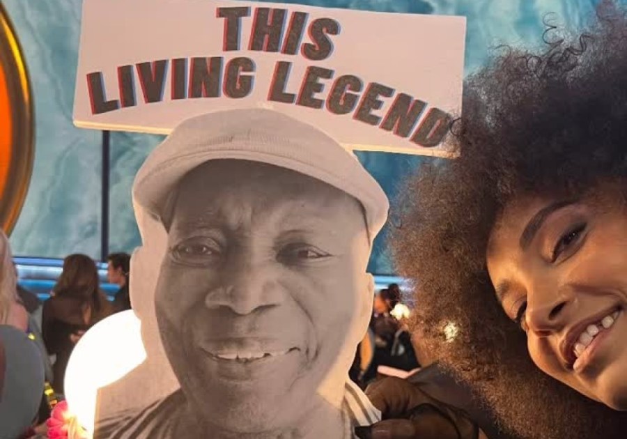Esperanza Spalding exibe o cartaz que diz: "Esta lenda viva deveria estar aqui"
