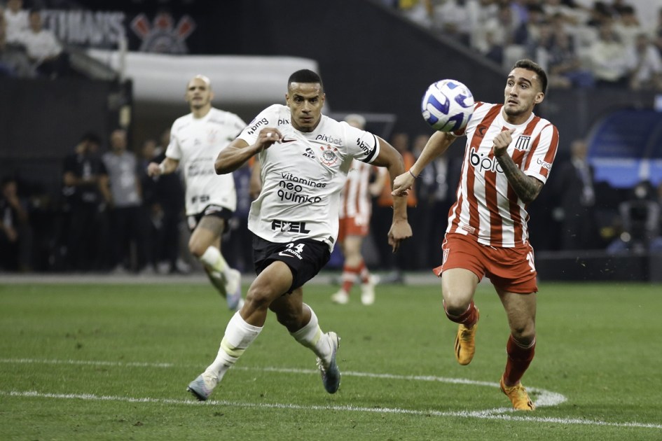 Murillo em ação pelo Corinthians diante do Estudiantes