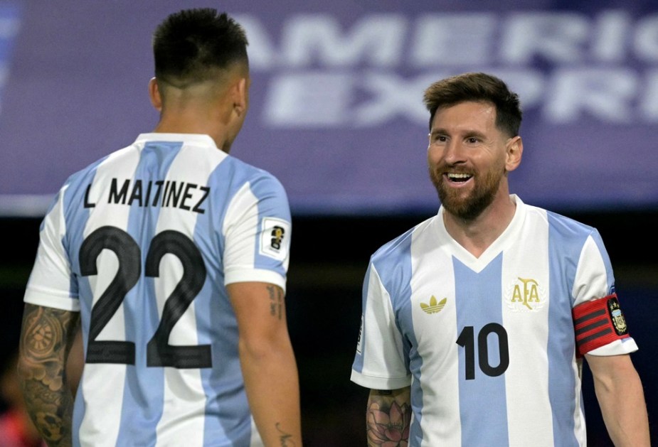 aLautaro comemora com Messi pós marcar um gol durante a partida das Eliminatórias Sul-Americanas para a Copa do Mundo de 2026 entre Argentina e Peru