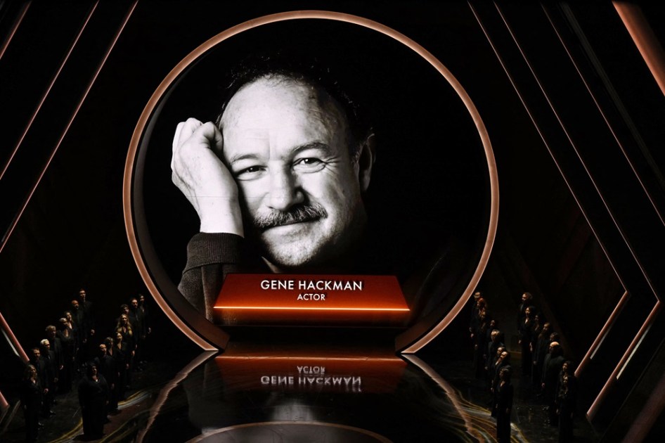 imagem do falecido ator norte-americano Gene Hackman é exibida em uma tela durante o segmento "in memoriam" na 97ª edição do Oscar