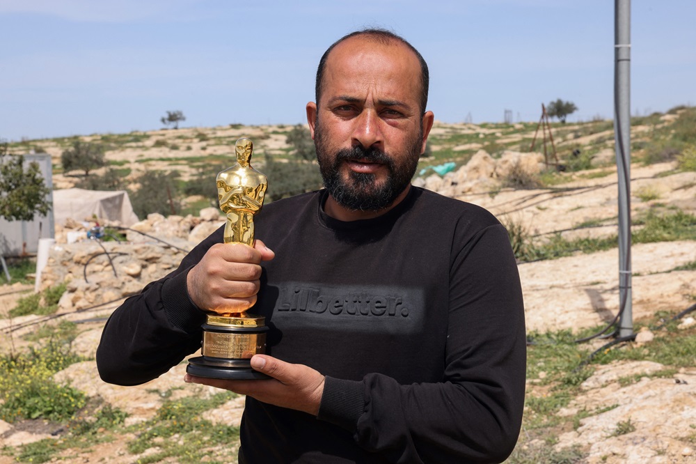Astros de Hollywood criticam Academia do Oscar por resposta a diretor palestino