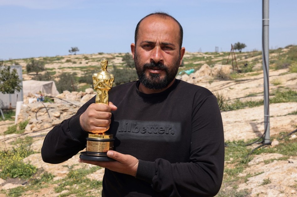 O cineasta palestino e vencedor do Oscar pelo documentário No Other Land, Hamdan Ballal, posa para uma foto com seu Oscar