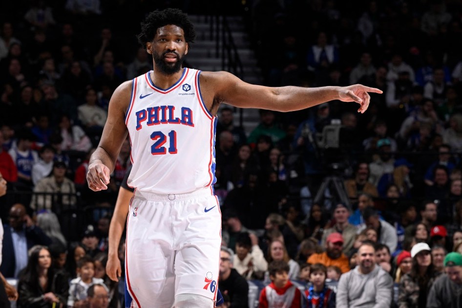 Joel Embiid, camisa 21 do Philadelphia 76ers, observa durante a partida contra o Brooklyn Nets