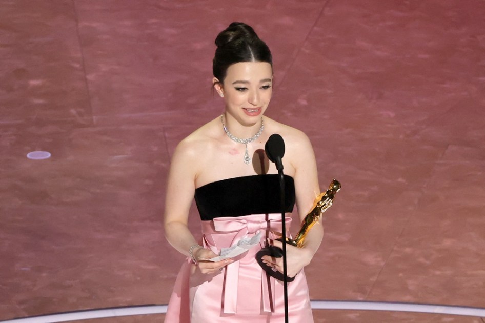 Mikey Madison recebe o prêmio de Melhor Atriz pelo filme Anora no palco durante a 97ª edição do Oscar