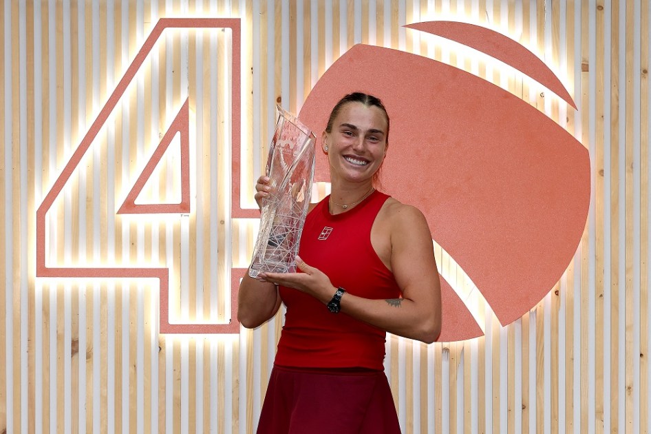 Aryna Sabalenka posa com o Troféu Butch Buchholz após derrotar Jessica Pegula