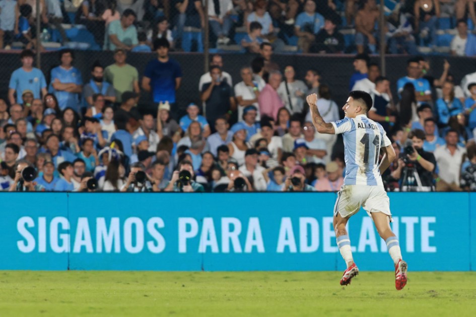 Thiago Almada, da Argentina, comemora seu gol nesta sexta-feira, em partida das Eliminatórias Sul-Americanas para a Copa do Mundo de 2026 entre as seleções do Uruguai e da Argentina, no Estádio Centenário