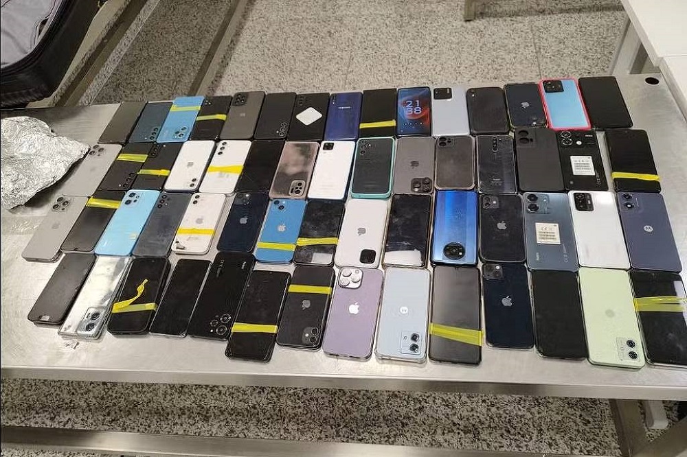 Pai e filho são presos com 107 celulares furtados no Aeroporto de Belo Horizonte