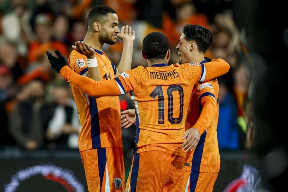 Tijjani Reijnders, da Holanda (D), comemora com seus companheiros após marcar o gol de 2 a 1 durante a partida das quartas de final da Liga das Nações da UEFA entre Holanda e Espanha, em Roterdã