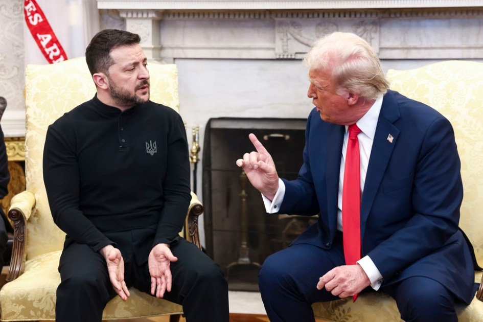 O presidente ucraniano Volodymyr Zelensky (E) conversa com o presidente dos EUA, Donald Trump (D), no Salão Oval da Casa Branca