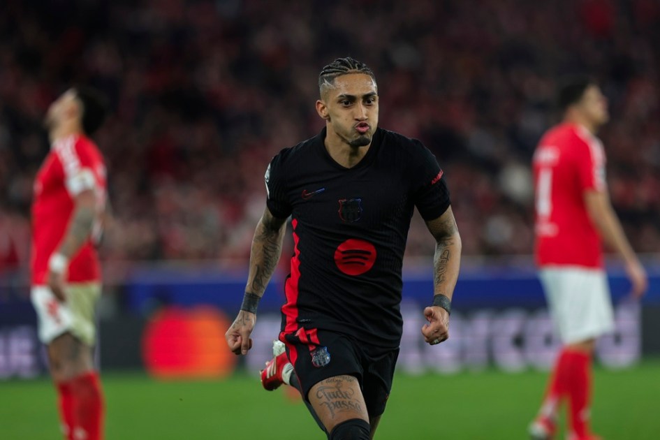 O jogador do FC Barcelona Raphinha comemora após marcar o gol de abertura durante a partida de ida das oitavas de final da UEFA Champions League entre Benfica e Barcelona,