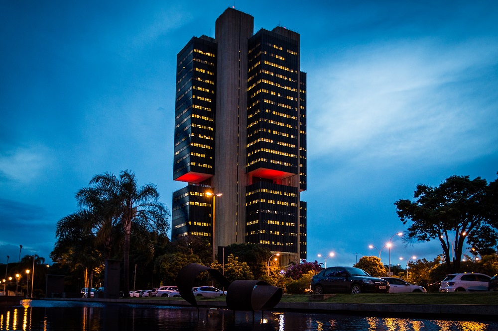 Banco Central eleva projeção de inflação e risco de estouro da meta em 2025