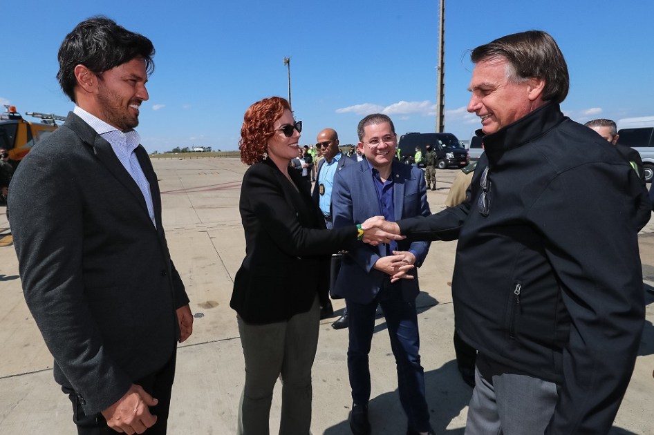 Jair Bolsonar cumprimenta Carla Zambelli