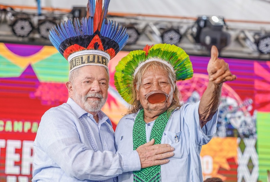 Presidente da República, Luiz Inácio Lula da Silva, Cacique Kayapó, Raoni Metuktire, durante Ato de encerramento da 19ª edição do Acampamento Terra Livre (ATL) 2023.