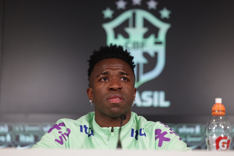 Vinicius Júnior com os olhos cheios de lágrimas ao falar sobre o racismo que sofre na Espanha
