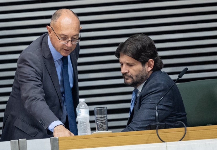O deputado Paulo Fiorilo (à esq.), líder do PT na Alesp, comversa com André do Prado, presidente da Casa