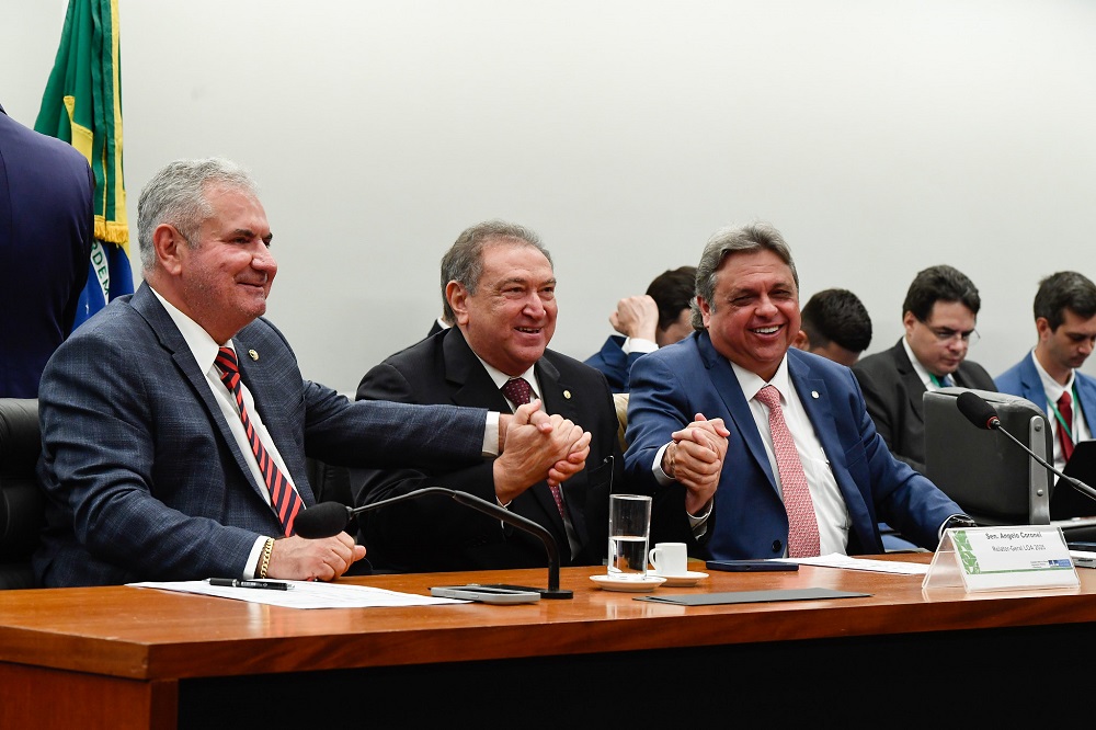 Orçamento de 2025 é aprovado em comissão do Congresso com R$ 50 bilhões para emendas e corte em programas sociais