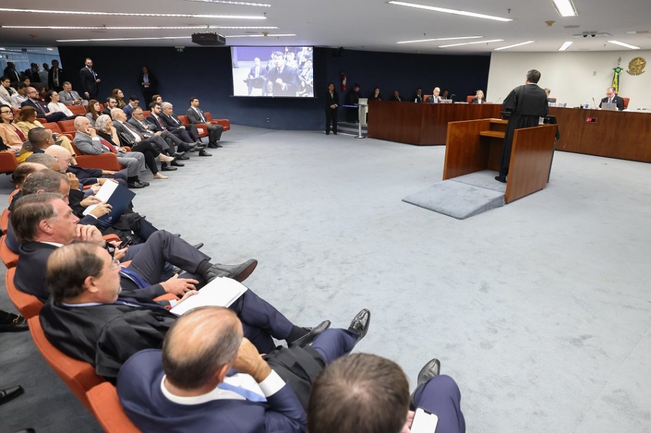 Jair Bolsonaro acompanha o julgamento da suposta trama golpista no plenário do STF