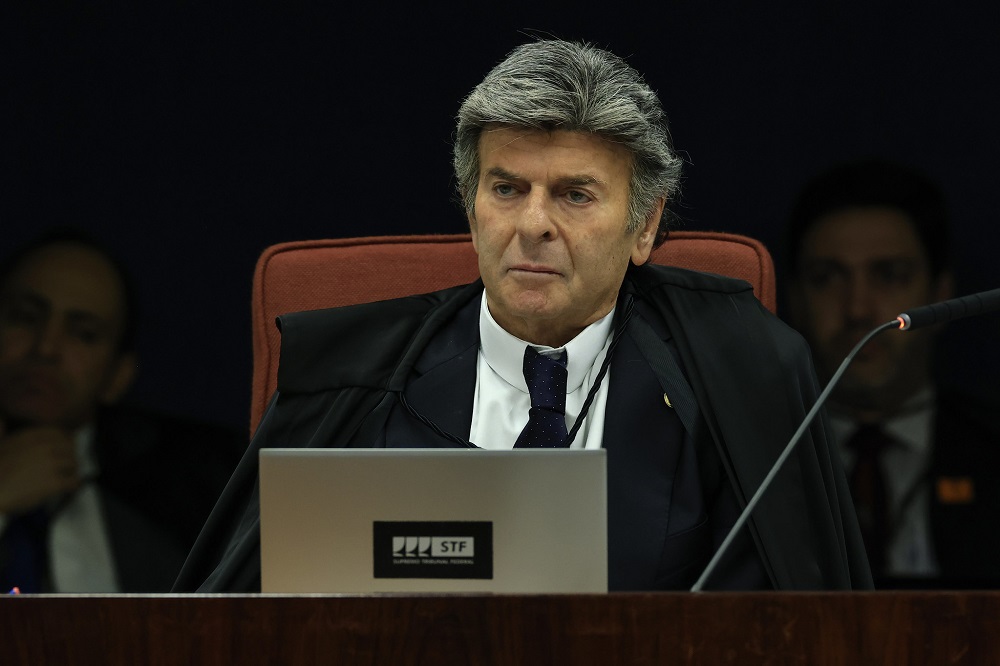 Fux e Moraes divergem sobre caso da mulher que pichou ‘perdeu mané’ em estátua do STF