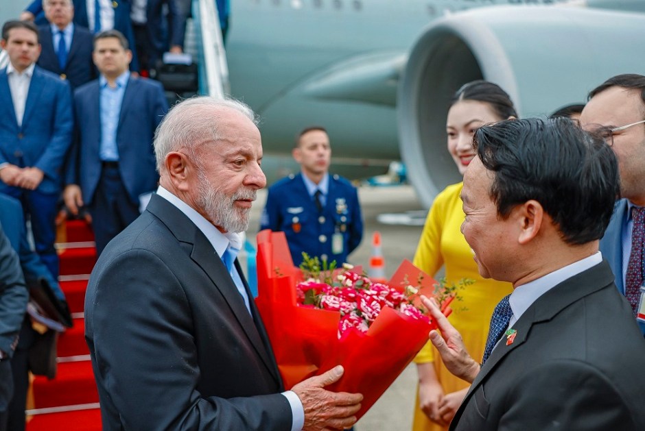 Presidente da República, Luiz Inácio Lula da Silva, durante chegada a Hanói.