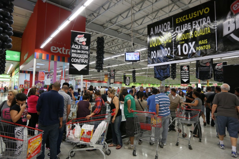 Pessoas dentro do supermercado