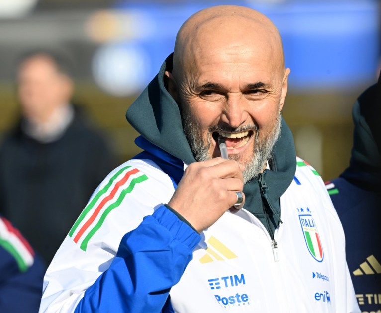 O técnico da seleção italiana, Luciano Spalletti, comanda um treino em Appiano Gentile, próximo a Como, na Itália