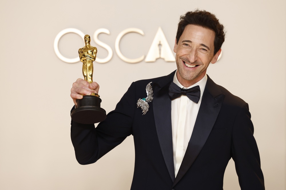Adrien Brody enfrenta críticas após gesto considerado inapropriado no Oscar