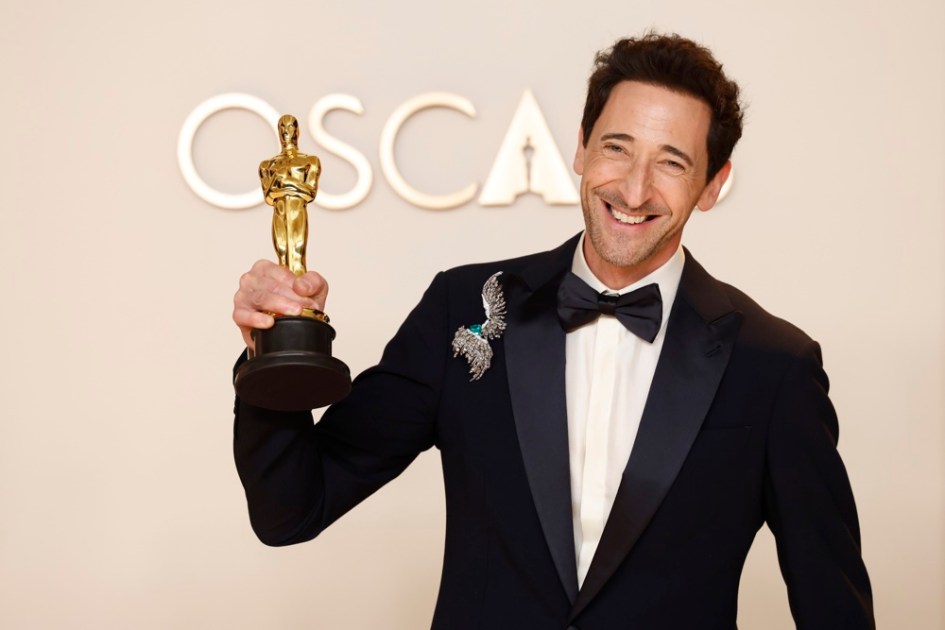 Adrien Brody, vencedor do Oscar de Melhor Ator por The Brutalist, posa na sala de imprensa durante a 97ª cerimônia anual do Oscar