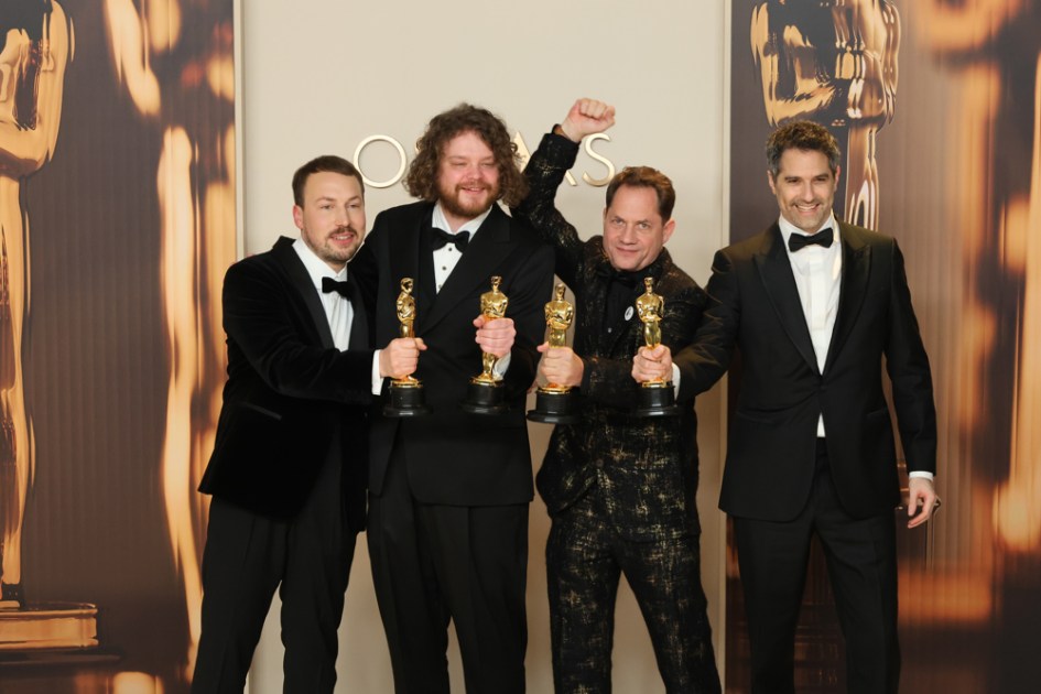 Da esquerda para a direita, Gints Zilbalodis, Matiss Kaza, Ron Dyens e Gregory Zalcman posam com o Oscar de Melhor Longa-Metragem de Animação por Flow
