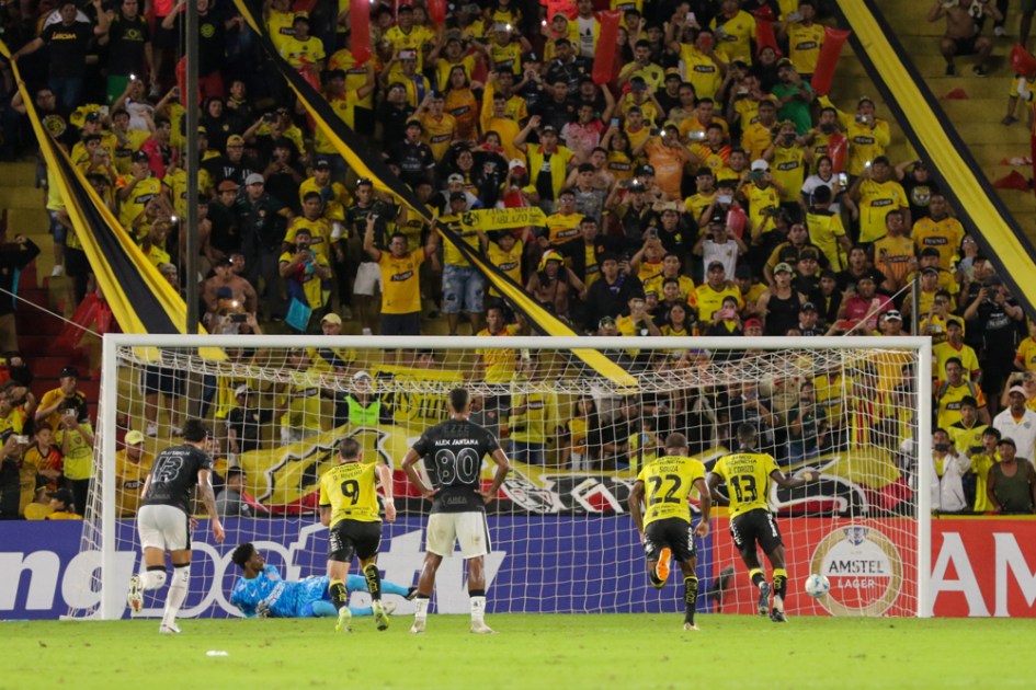 anner Corozo (à dir.) do Barcelona marca um gol contra o Corinthians