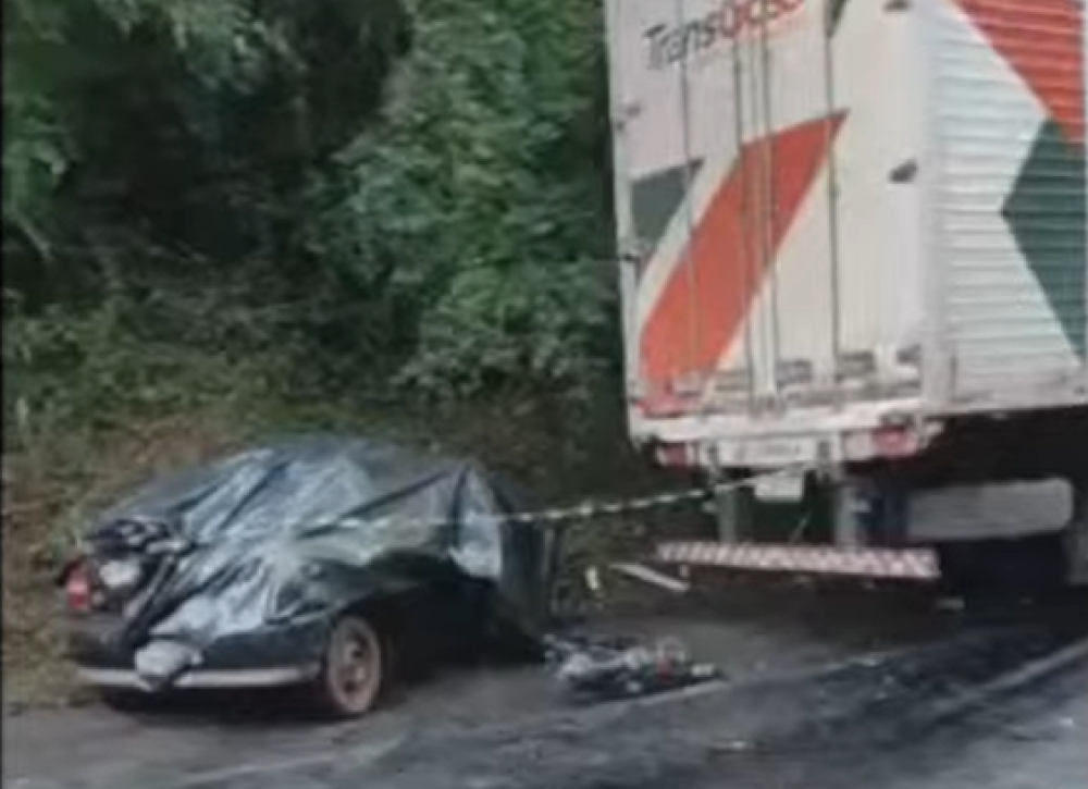 Cinco jovens morrem e um bebê fica ferido após batida entre carro e caminhão na BR-373