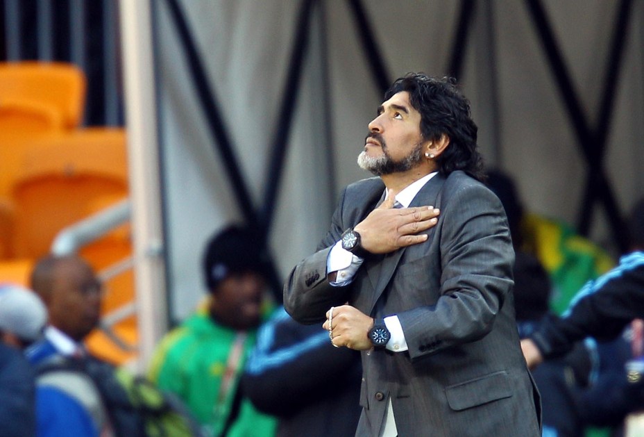 Diego Maradona morre na Argentina após sofrer parada cardiorrespiratória, diz jornal