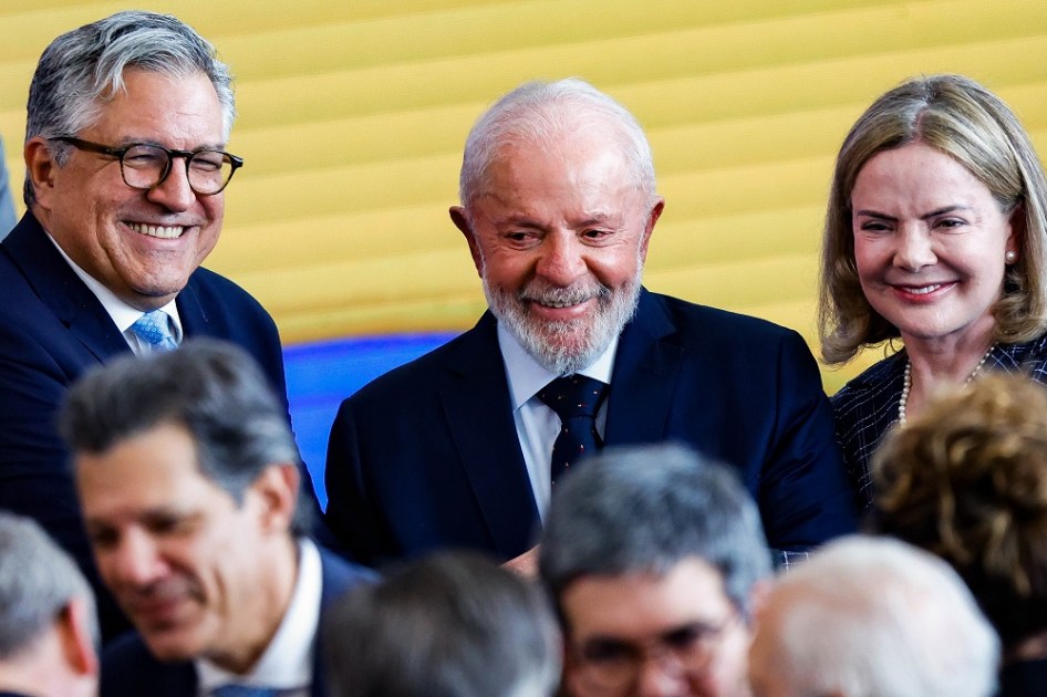 O presidente Luiz Inácio Lula da Silva (c) durante a cerimônia de transmissões de cargos e posses da nova ministra da Secretaria de Relações Institucionais, Gleisi Hoffmann