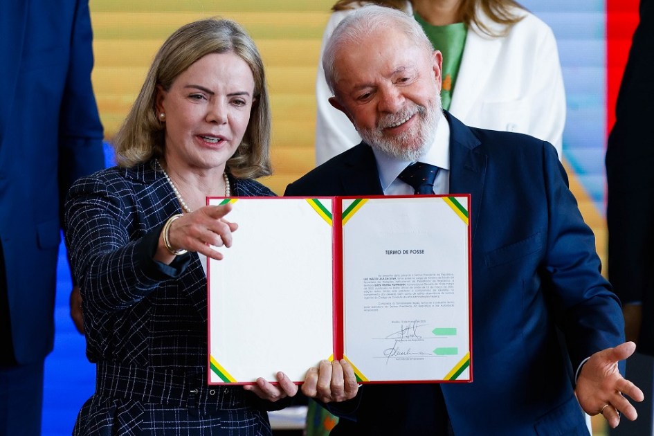 O presidente Luiz Inácio Lula da Silva durante a cerimônia de posse da nova ministra da Secretaria de Relações Institucionais, Gleisi Hoffmann, no Palácio do Planalto