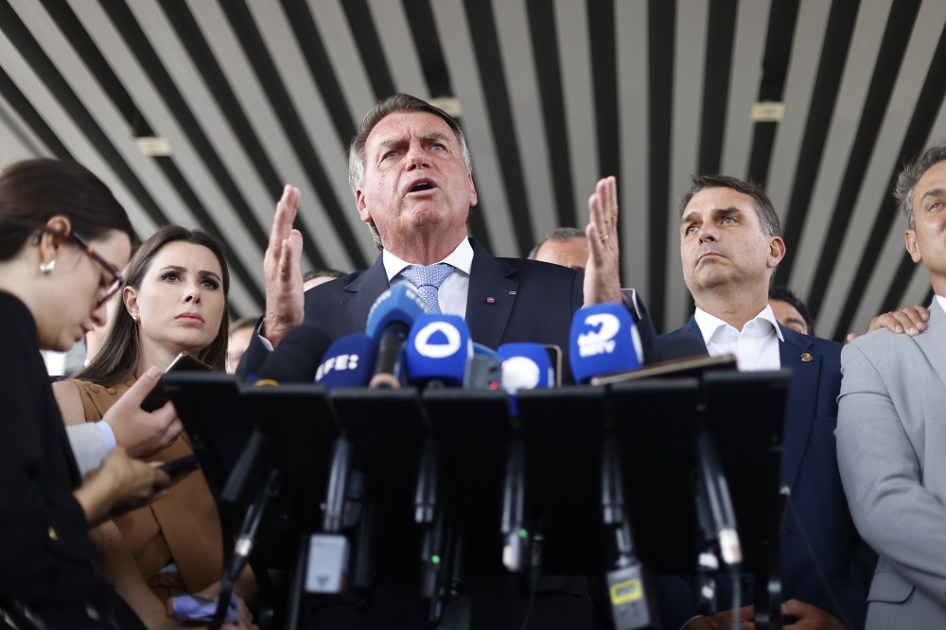 Jair Bolsonaro discursa em frente ao Senado após decisão do STF que o tornou réu no caso da suposta trama golpista