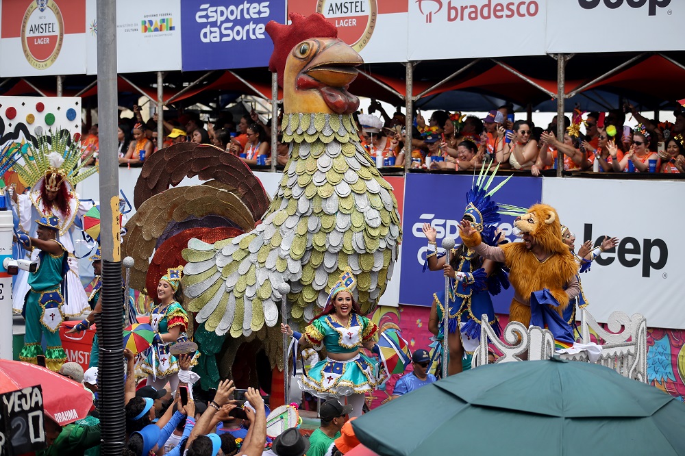 Milhões de foliões celebram o Galo da Madrugada no Recife