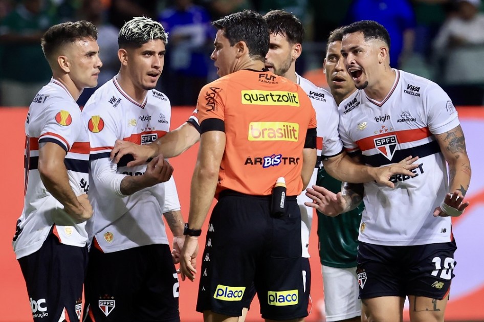 jogadores do São Paulo reclamam com a arbitragem durante partida contra o Palmeiras no estÁdio Arena Allianz Parque