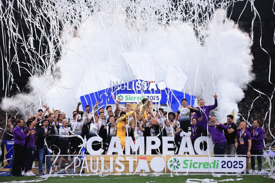 Jogadores do Corinthians levantam a taça de campeão durante cerimônia de premiação ao final da partida contra o Palmeiras