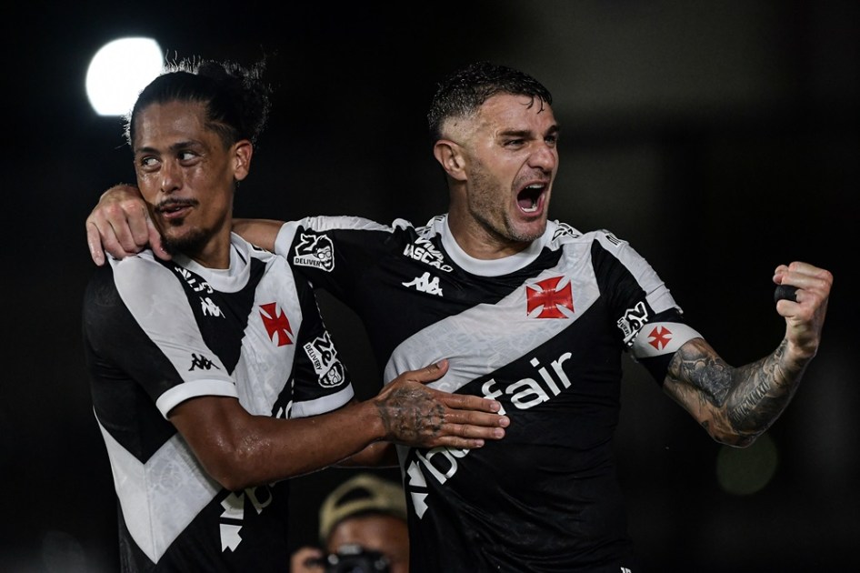 Vegetti jogador do Vasco comemora seu gol com Mauricio Lemos