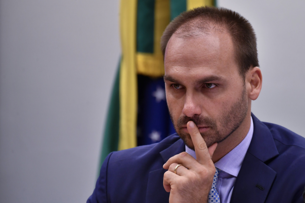 Moraes rejeita adiamento e mantém julgamento de Eduardo Bolsonaro nesta terça-feira