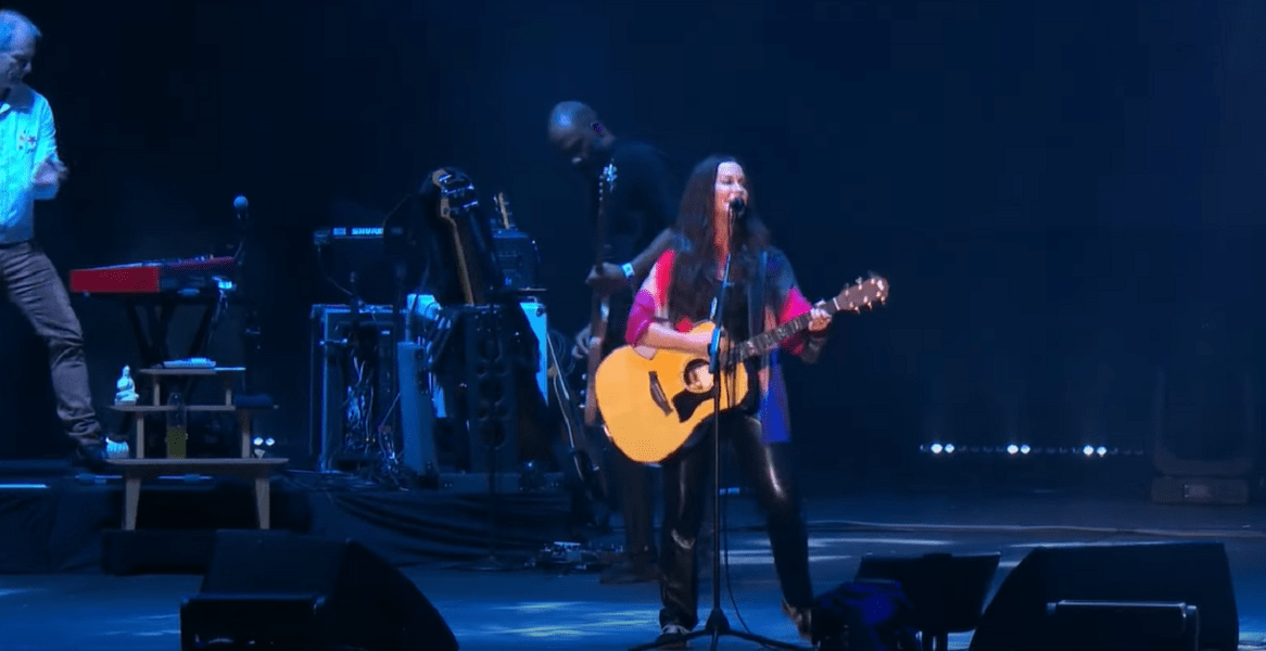 No Lollapalooza 2025, Alanis Morissette prova que não precisa de TikTok para ser hitmaker