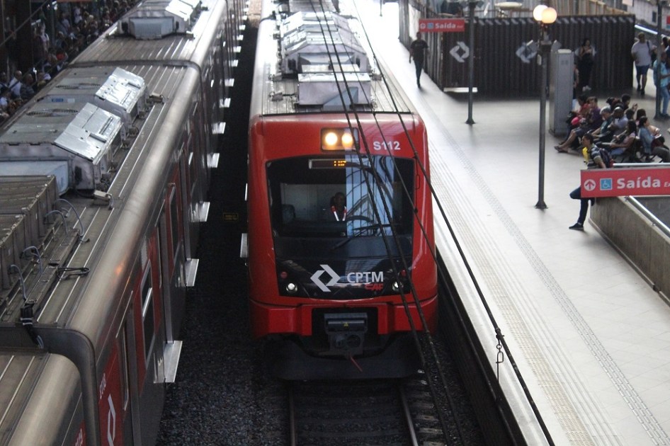 Movimento intenso de passageiros na estação Luz da Companhia Paulista de Trens Metropolitanos (CPTM)
