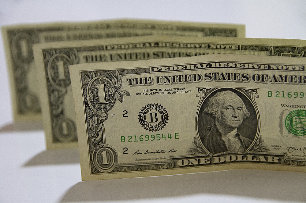 Dólar fecha em alta, mas acumula terceira queda semanal consecutiva; Ibovespa sobe