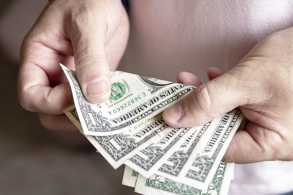 Dólar fecha em R$ 5,70 com dados fracos dos EUA e tom duro da ata do Copom