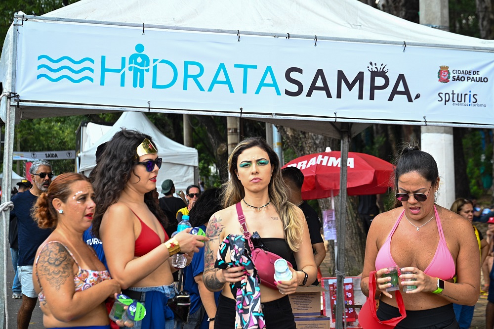Prefeitura de São Paulo vai distribuir mais de 2 milhões de copos de água durante o Carnaval