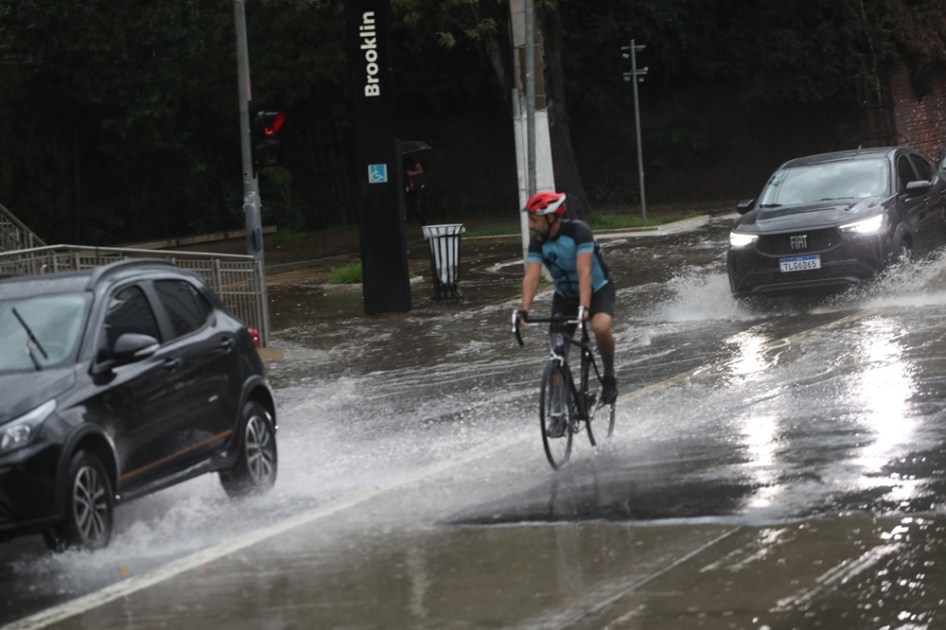 Motoristas enfrentam ponto de alagamento na Avenida Santo Amaro, próximo à Estação Brooklin do Metrô