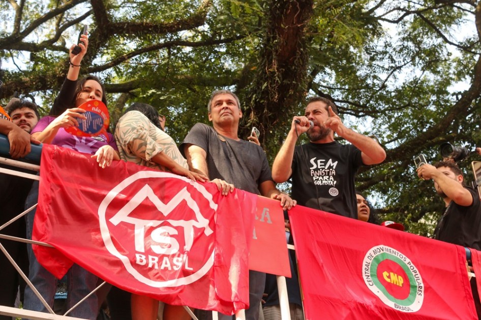 o deputado federal Guilherme Boulos (PSOL-SP) e aliados protestaram contra o projeto de lei que anistia os condenados pelos ataques de 8 de janeiro
