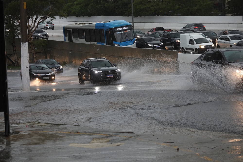 Chuva no Grande ABC alaga Avenida do Estado, invade casas e interrompe circulação de trens