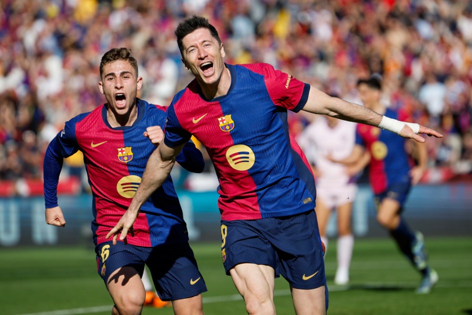O atacante do Barcelona, Robert Lewandowski, comemora seu segundo gol contra o Girona
