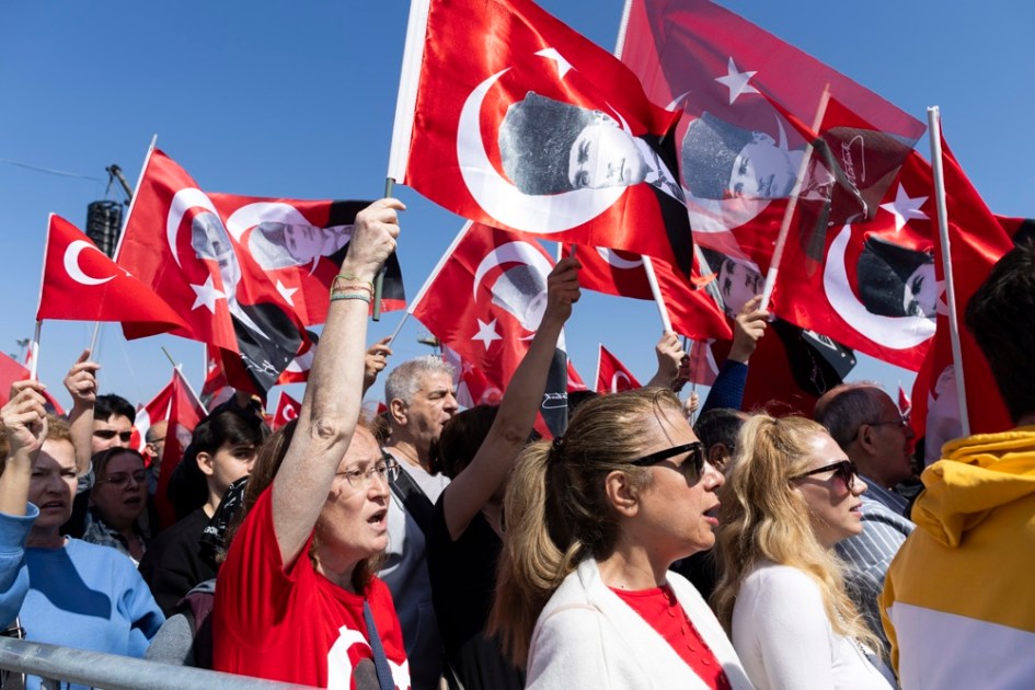 Pessoas participam de uma manifestação organizada pelo principal partido de oposição, o Partido Republicano do Povo (CHP)
